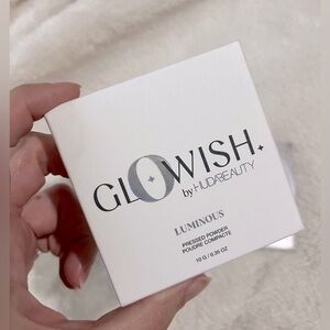 Huda Beauty Glowish Luminous Pressed Powder -> 03 Light